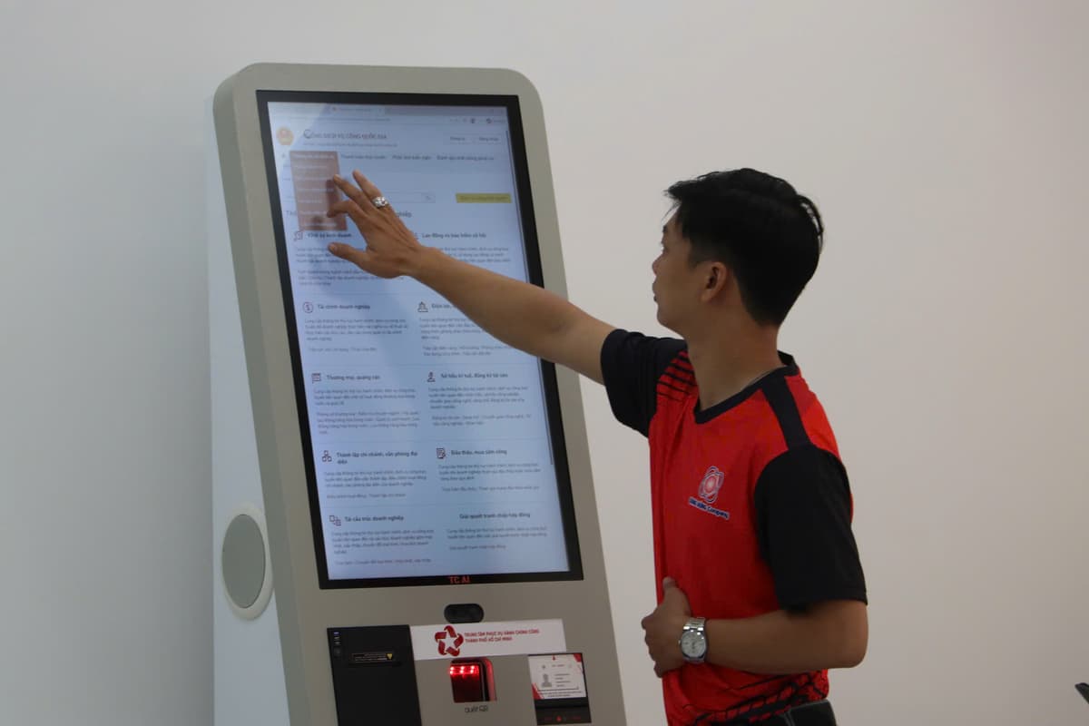 VIDEO: Làm thủ tục hành chính bằng AI tại Trung tâm Phục vụ hành chính công TPHCM